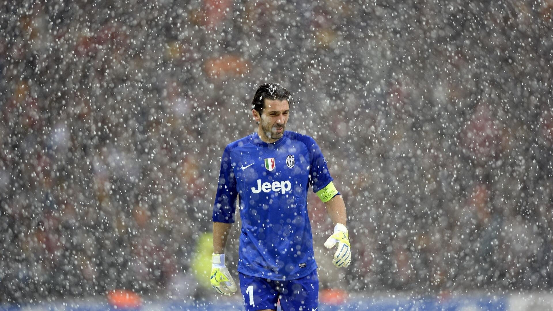 库兹马诺维奇在巴黎奥运会手球比赛中展现出高水平的扑救技巧，库兹马持球